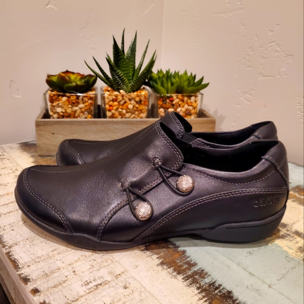 TAOS BLACK BOOTIE SHOE Size 6.5